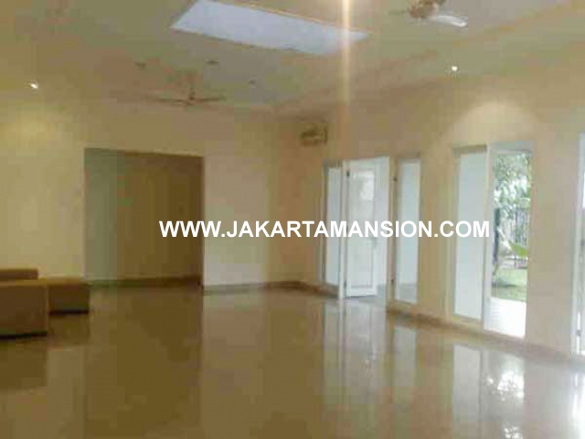 HS441 Rumah Kemang dengan Kolam Renang Dijual Murah