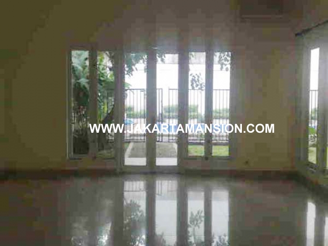 HS441 Rumah Kemang dengan Kolam Renang Dijual Murah