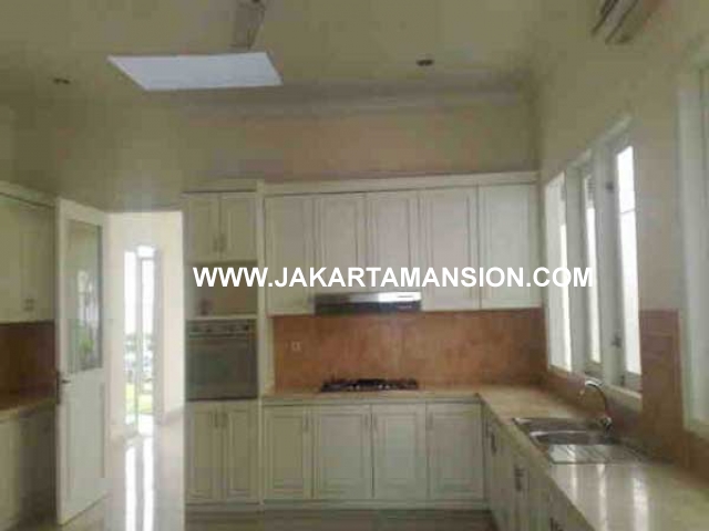 HS441 Rumah Kemang dengan Kolam Renang Dijual Murah