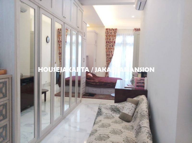 HR587 House for rent at Senayan 