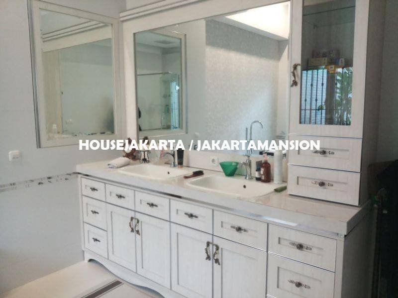 HR587 House for rent at Senayan 