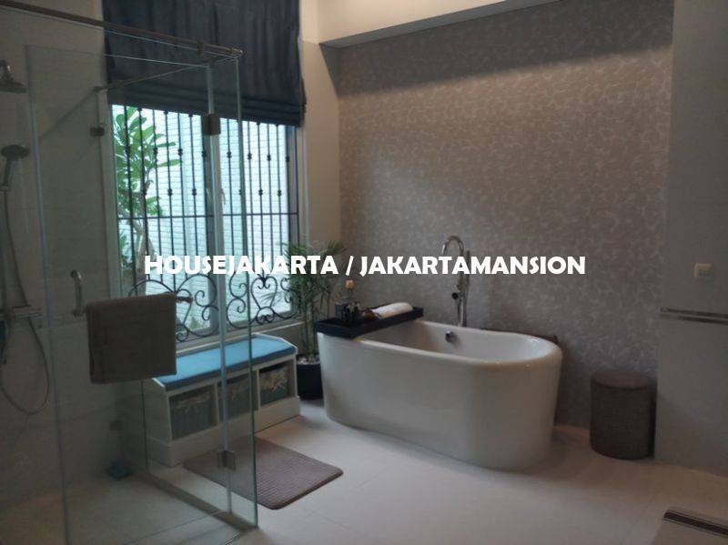 HR587 House for rent at Senayan 