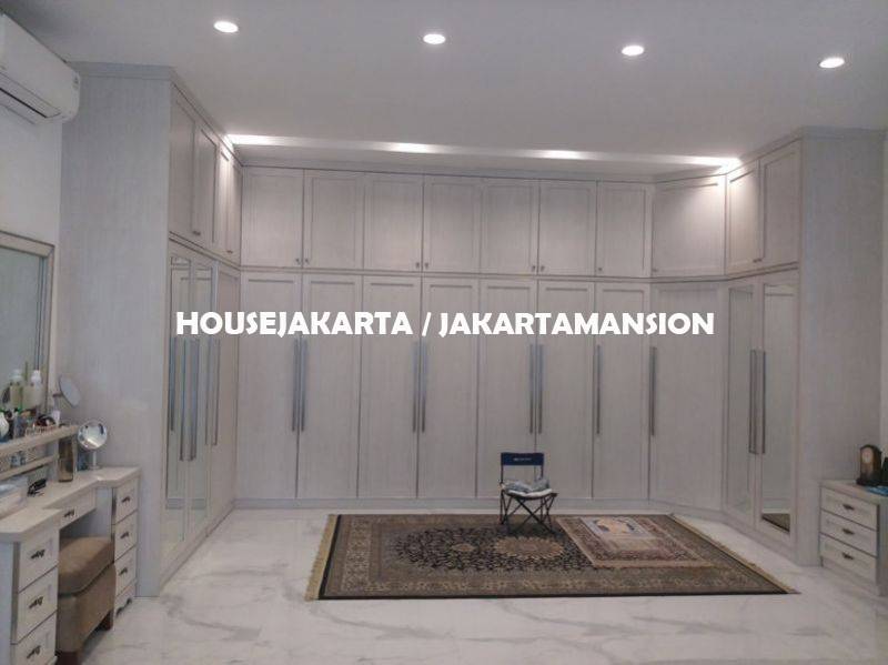 HR587 House for rent at Senayan 