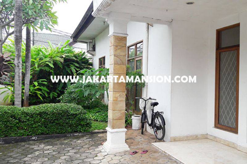 HS765 Rumah Bagus ada Pool dekat Kemang Raya Dijual Murah Jalan Besar dan Tenang