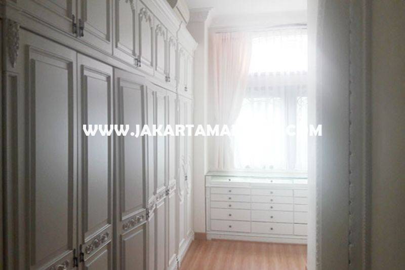 HS871 Rumah Jalan Dharmawangsa dekat Brawijaya Kebayoran Baru Dijual Murah ada Pool